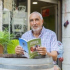 Ramon Folch Folch al Celler de Reus, l'establiment on es pot trobar el seu llibre 'Tastets de futbol'.