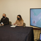 El regidor d'Acció Comunitària, Participació i Igualtat de Valls, Jordi Cartanyà, i la tècnica Laura López, en roda de premsa.