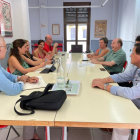 Imagen de la reunión que mantuvo Jacint Pallejà, portavoz del Tomb de Reus, con los socialistas.