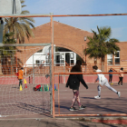 Alumnes de l'institut de secundària Camí de Mar de Calafell jugant al pati.
