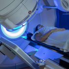 El empleo|ocupación de quirófanos y de las UCi para|por enfermos de covid graves ha hecho reducir los tratamientos de radioterapia.