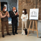 El alcalde, Carles Pellicer, aplaudiendo a Noelia Marcos durante el acto de presentación del logotipo.
