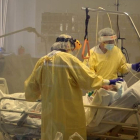 Personal de l'hospital de Palamós atenent un pacient covid durant la cinquena onada del virus.