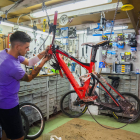 Imatge del taller de Mariné Bicicletes, present a Cambrils i a Tarragona, a l'avinguda del Principat d'Andorra.