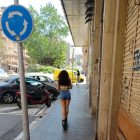 Imágenes de usuarios de patinete y bicicleta circulando por las aceras del centro de Tarragona.
