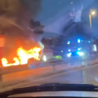 Imagen del incendio del vehículo.