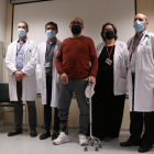 El pacient Àlex Ramírez -al centre- amb l'equip mèdic que el porta.