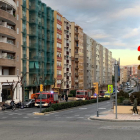 Imagen de las dotaciones de Bomberos trabajando en la Avenida Cataluña