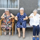 Imatge de les ancianes de la residència Danae de Badalona ballant la nova cançó de Rosalia.