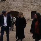 La consejera de Cultura, Natàlia Garriga, junto con el alcalde de Miravet, Antonio Llambrich.