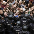 Antidisturbios de la Policía Nacional intentan neutralizar a los manifestantes durante el 1-O.