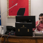Pedro Sánchez en su despacho de La Moncloa