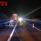 Imagen del camión accidentado en la AP2, en Vila-rodona.
