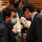 El presidente de la Generalitat, Pere Aragonès, hablando con el líder del PSC en el Parlament, Salvador Illa.