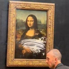 Un home disfressat d'anciana llença un pastís al quadre de la Mona Lisa