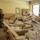 Un autoproclamado investigador de la República Popular de Donetsk examina los daños dentro de la escuela 22 después de un bombardeo en el centro de Donetsk