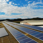 Pla general de plaques solars instal·lades a la teulada d'una granja, en una imatge d'arxiu.