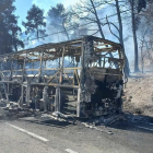 Imatge de l'autobús que ha provocat l'incendi i ha quedat completament cremat.
