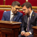 Puigneró i Aragonès parlant durant el debat de política general.