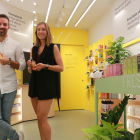 Los cofundadores de Freshly Cosmetics, Miquel Antolín y Mireia Trepat, en la nueva tienda de Reus.