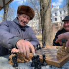 Avis ucrainesos jugant a escacs en un parc d'Odessa.