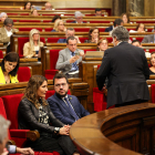 El presidente de Junts, Albert Batet, de espaldas con el presidente de la Generalitat, Pere Aragonès, sentado.