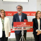 El primer secretari del PSC de Tortosa, Enric Roig, acompanyat de Dolors Bel i Estefania Valdés, en la roda de premsa per explicar que no es presentarà a les pròximes eleccions municipals.