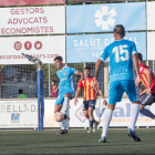 Montalvo amb la pilota rodejat de jugadors del FC Vilafranca.