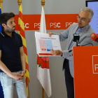 Andreu Martín, portavoz del PSC, mostrando los datos.