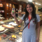 Ainhoa Cáceres, trabajadora social de Mas Sabater, con la Galleta de la pastelería Poy.