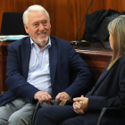 L'exalcalde de Vila-seca, Josep Poblet, conversant amb el seu advocat i l'exregidora d'Urbanisme, Manuela Moya.