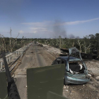 Militares ucranianos conducen un APC en una carretera dañada cerca de la línea del frente en la ciudad de Severodonetsk,