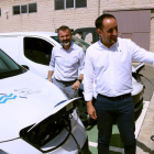 El president del CAT, Joan Alginet, en primer pla, i el cap d'innovació, tecnologia i energia del CAT, Andreu Fargas, amb un dels nous vehicles elèctrics adquirits a la planta potabilitzadora de l'Ampolla.