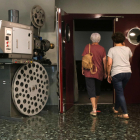 Dos espectadoras entran en la sala del Cine Kubrick de Vilafranca del Penedès.