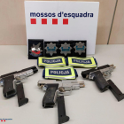 Se'ls van intervindre armes simulades i credencials de la policia polonesa.