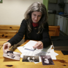 La nieta del soldado republicano Andreu Flores, Jèssica Flores, con fotografías y documentación del abuelo.