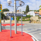 Accés a la urbanització de Cala Romana, una de les zones on el problema és més viu.