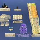 Imatge de les pastilles que portava a sobre el detingut, a més dels 1.420 euros.