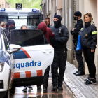 Salida del detenido después del cacheo de los mossos|mozos.