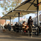 Clientes desayunando en una terraza de la plaza Catalunya de Gerona.