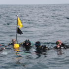 Un grup de submarinistes es prepara per iniciar la immersiió a les sepieres de l'Ametlla de Mar.