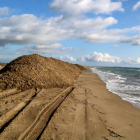 Montaña de arena en una playa de la barra del Trabucador.