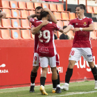 Nil Jiménez celebrant el gol de Marc Álvarez amb Andrei Lupu durant el partit contra el Zaragoza.