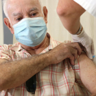 Un home es vacuna amb doble dosi de grip i covid al CAP de Llefià.