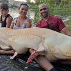 Juan Dalmau i la seva família amb el silur albí que han pescat al riu Ebre.