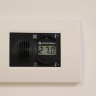El termostato de una oficina marca que hay una temperatura de 27 grados.