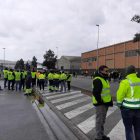 Piquets de la vaga de transportistes davant l'entrada de la terminal de conteidors APM del port de Barcelona.