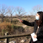 La consejera de Medio Ambiente, Eva Miguel, señalando el río Francolí, uno de los espacios incluidos en el proyecto de la Anella Verda.