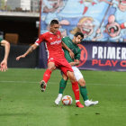 Pablo Fernández protegeix la pilota davant d'un defensa del Racing de Ferrol.