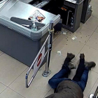 Un mozo fuera de servicio reduce a un ladrón que intentaba atracar en un supermercado de Mataró.